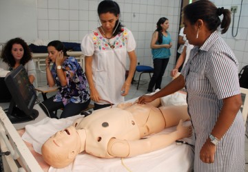 Professores de Enfermagem so capacitados para usar simulador humano
