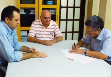 Reitor recebe escritura da Unidade de Piscicultura de Parnaba