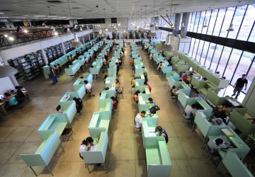 Concurseiros lotam biblioteca da UFPI nas frias