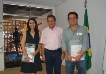 Ciro Nogueira visita obras do Hospital Universitrio