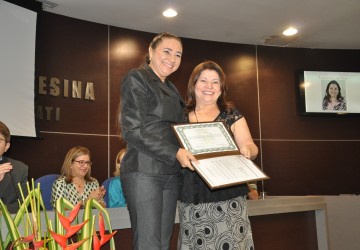 Professora Lcia Cristina Rosa recebe ttulo de cidad teresinense