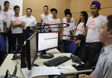 Alunos do Colgio Tcnico de Floriano visitam a Rdio FM Universitria