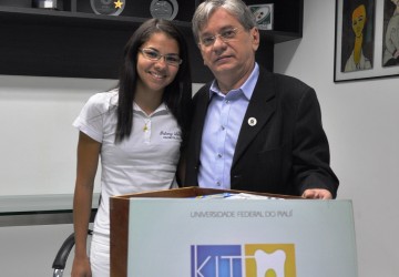 UFPI realiza entrega de Kit Odontolgico para alunas do Curso