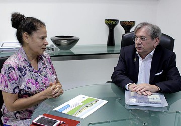 Sustentabilidade  tema de reunio entre Reitor e senadora Regina Sousa 