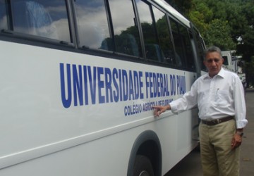 Reitor faz entrega de novos transportes para UFPI