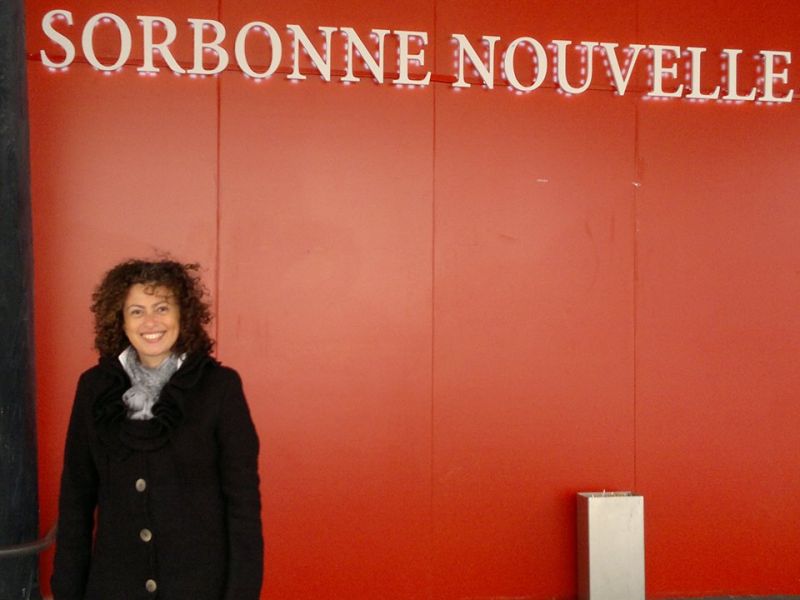 Professora Elvira ministra conferência na Sorbonne, em Paris