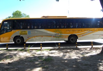 UFPI concede ônibus para eventos de Letras em Belém, Fortaleza e Ilhéus
