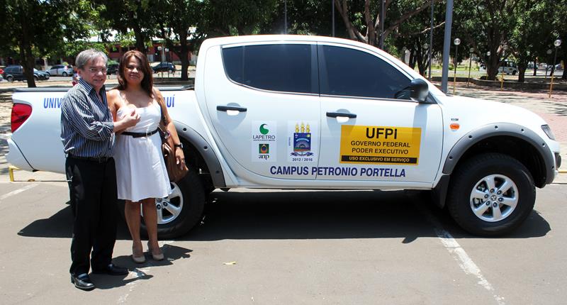Reitor da UFPI entrega veculo  Coordenadora Prof. Dr. Nilza Campos do Lapetro